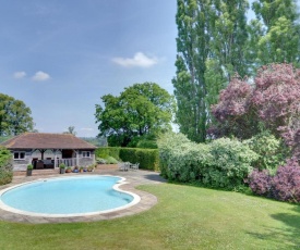 Vintage Holiday Home in Leigh with Swimming Pool