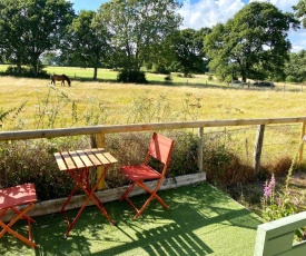 Holly Tree Cottage - 3 bedrooms and large garden with optional glamping double outside