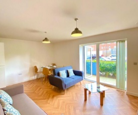 2 Double beds OR 4 Singles, 2 Bathrooms, FREE PARKING, Smart TV's, Close to Gunwharf Keys, Beach & Historic Dockyard