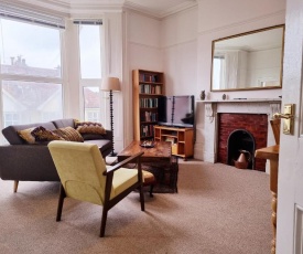 Bright, character 3 bed Apartment: 7 mins walk to sea