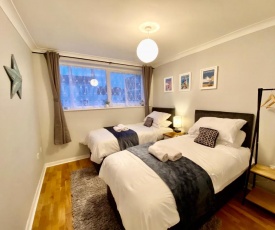 CONTRACTOR HEAVEN - FREE PARKING - FREE WIFI - SMART TV - COMFY BEDS - 4 Single beds or 2 Doubles