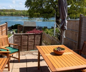 Pass the Keys 3Bed Family Home with Direct water access, Sleeps 6