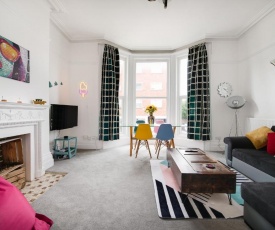 Retro 80s inspired spacious apartment near seafront