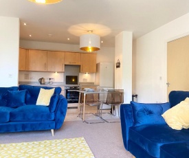 FREE PARKING with BALCONY - City Royale Apartment - 4 single beds or 2 doubles