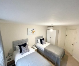 MASSIVE CITY CENTRE APARTMENT! 10 guests - FREE PARKING - SMART TVS - SINGLES OR DOUBLE BEDs