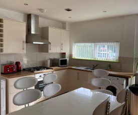 Comfortable Modern House Near Etihad -3BR -sleeps6