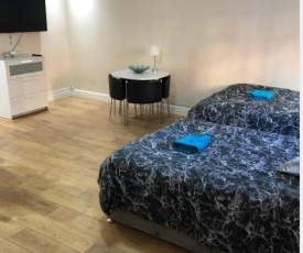 BIG ROOM rusholme WITH TV AND PRIVATE BATHROOM