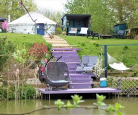 Bluebell Yurt with Private Hot Tub and fishing