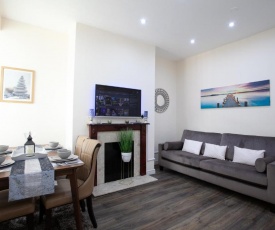 Modern Stays @ Kippax House (6 Bedrooms, 7 Beds, Sleeps 13, Free Parking)