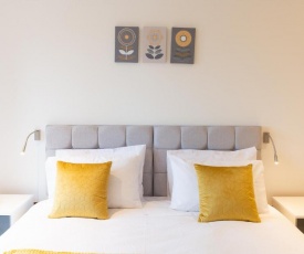 Luxury Apartment in St Albans - Close to London Heathrow Airport and Luton Airport - short walk to St Albans city centre, St Albans Cathedral, Train Station, Free Super-fast Wifi, Free Allocated Parking