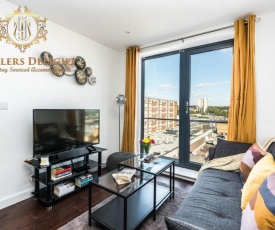 Stevenage - Dwellers Delight Luxury Stay Serviced Accommodation , 2 Bedroom Apartment, Free Wifi & Balcony