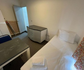 Quiet Private Room Close To Town Centre - FreeWIFI