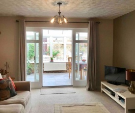 Comfortable Spacious and Clean 3 Bedroom House City Centre Location Sleeps Upto 5 Guests WIFI