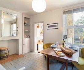 Seaside luxe! Linen Cottage, under 5 walk mins to the beach