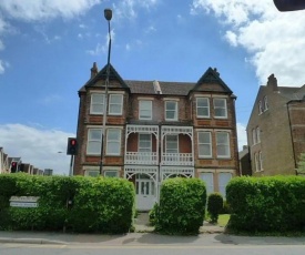 Top floor flat with sea view