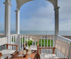 Magnific Holiday home in Hythe Kent with Sea View