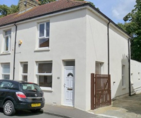 Bassett House with 3 bedrooms, fast Wi-Fi and off road parking