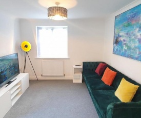 Garland Apartment, Greenhithe 5 - Netflix & Music