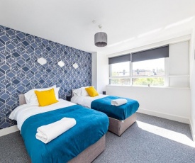 Modern Contractor Flat with FREE Parking in a Great Location by ComfyWorkers