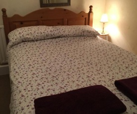 Lynn double bed guest room