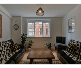 Delightful & spacious 3BD apt for 6, Central MCR!