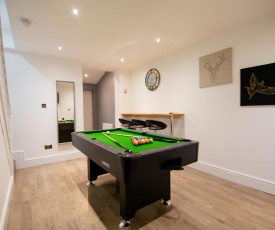 Stunning Bolton Abode - Pool Table