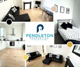 Modern 3 Bedroom House by Pendleton Properties Short Lets & Serviced Accommodation Preston with free parking and Wifi