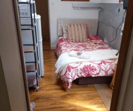 Larchmont Stay Side en suite with small double bed