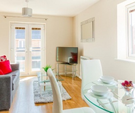 Modern Two Bedroom Apartment with Free Parking, Wifi and Netflix by HP Accommodation