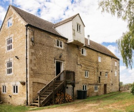 Fletland Mill - 18th century watermill, in stunning location near Stamford