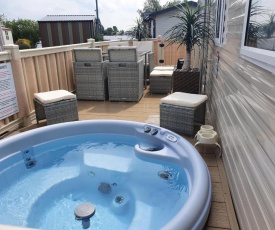 Relaxing Breaks with Hot tub at Tattershal lakes 3 Bedroom