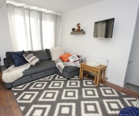 Air Host and Stay - Apartment 3 Broadhurst Court sleeps 4 minutes from town centre